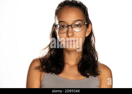 portrait d'une jeune femme arabe sérieuse avec des lunettes sur du blanc arrière-plan Banque D'Images