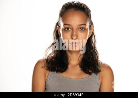 portrait de belle jeune femme latine sans maquillage sur blanc arrière-plan Banque D'Images