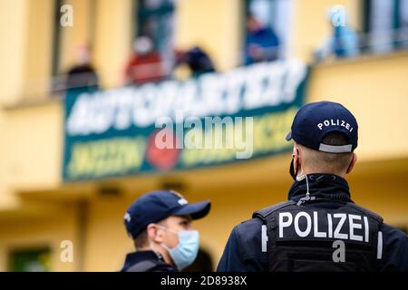 Berlin, Berlin, Allemagne. 28 octobre 2020. La police peut être considérée comme activiste climatique de Fridays for future Berlin, Ende Gelaende, anti-Kohle Kidz et Sand im Gegeiebe Berlin ont occupé le bureau fédéral des Verts (Buendnis 90/Die Gruenen) dans le centre de Berlin. Ils protestent contre le défrichement de la forêt de Dannenroeder à Hesse (allemand: Hessen) et exigent un arrêt immédiat de la construction de l'autoroute A49 prévue. La Jeunesse verte Berlin soutient également les manifestations. Crédit : Jan Scheunert/ZUMA Wire/Alay Live News Banque D'Images