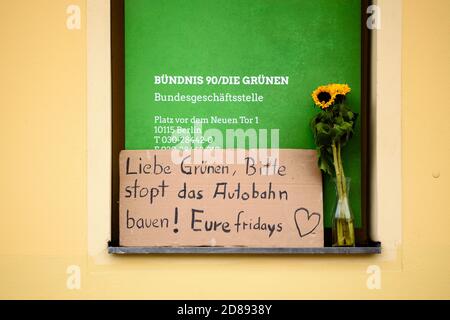 Berlin, Berlin, Allemagne. 28 octobre 2020. L'activiste climatique de Fridays for future Berlin, Ende Gelaende, l'anti-Kohle Kidz et Sand im Gegeiebe Berlin ont occupé le bureau fédéral des Verts (Buendnis 90/Die Gruenen) dans le centre de Berlin. Ils protestent contre le défrichement de la forêt de Dannenroeder à Hesse (allemand: Hessen) et exigent un arrêt immédiat de la construction de l'autoroute A49 prévue. La Jeunesse verte Berlin soutient également les manifestations. Crédit : Jan Scheunert/ZUMA Wire/Alay Live News Banque D'Images