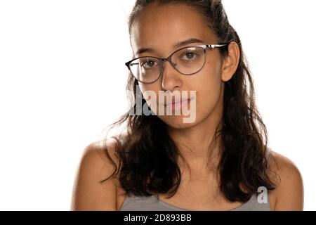 portrait d'une jeune femme arabe sérieuse avec des lunettes sur du blanc arrière-plan Banque D'Images