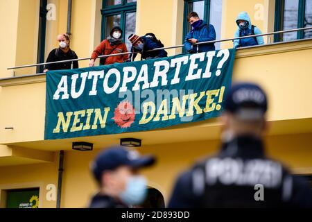 Berlin, Berlin, Allemagne. 28 octobre 2020. La police peut être considérée comme activiste climatique de Fridays for future Berlin, Ende Gelaende, anti-Kohle Kidz et Sand im Gegeiebe Berlin ont occupé le bureau fédéral des Verts (Buendnis 90/Die Gruenen) dans le centre de Berlin. Ils protestent contre le défrichement de la forêt de Dannenroeder à Hesse (allemand: Hessen) et exigent un arrêt immédiat de la construction de l'autoroute A49 prévue. La Jeunesse verte Berlin soutient également les manifestations. Crédit : Jan Scheunert/ZUMA Wire/Alay Live News Banque D'Images