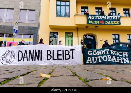 Berlin, Berlin, Allemagne. 28 octobre 2020. L'activiste climatique de Fridays for future Berlin, Ende Gelaende, l'anti-Kohle Kidz et Sand im Gegeiebe Berlin ont occupé le bureau fédéral des Verts (Buendnis 90/Die Gruenen) dans le centre de Berlin. Ils protestent contre le défrichement de la forêt de Dannenroeder à Hesse (allemand: Hessen) et exigent un arrêt immédiat de la construction de l'autoroute A49 prévue. La Jeunesse verte Berlin soutient également les manifestations. Crédit : Jan Scheunert/ZUMA Wire/Alay Live News Banque D'Images