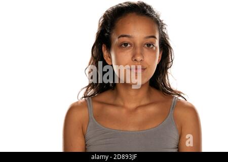 portrait de la jeune femme latine sur fond blanc Banque D'Images