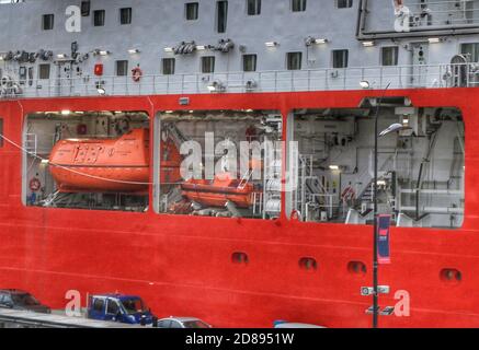 RRS David Attenborough revient à Cammell Lairds Banque D'Images