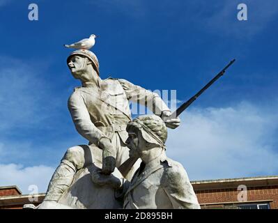 Statue sur le monument commémoratif de guerre, Hull, East Yorkshire, Angleterre, commémorant les soldats morts dans la guerre des Boers d'Afrique du Sud, entre 1899 et 1902 Banque D'Images