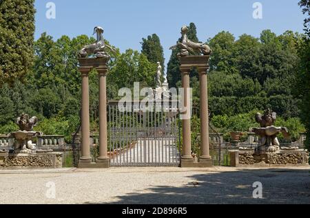 Porte avec statues de Capricorne en face du pont à la fontaine de l'océan par Giambologna dans l'Isolotto, les jardins de Boboli, Florence, Italie Banque D'Images