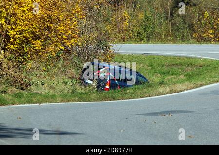 La voiture dans le fossé par la route après l'accident de la circulation. Abandonné et en attente de remorquage. Banque D'Images