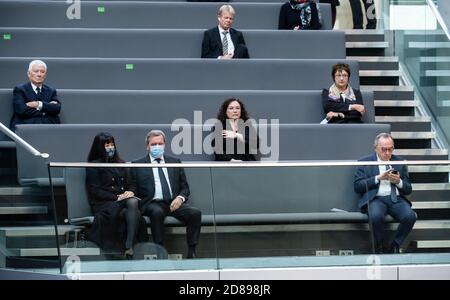 28 octobre 2020, Berlin: Otto Schily (l-r, SPD), ancien ministre fédéral, Soyeon Schröder-Kim, épouse de Gerhard Schröder (SPD), ancienne chancelière fédérale, Andrea Nahles, ancienne dirigeante du SPD, Reiner Hoffmann, présidente du DGB, Brigitte Zypries (SPD), ancienne ministre fédérale, Et Norbert Walter-Borjans, président du SPD, sont dans les stands au service funéraire de feu le vice-président du Bundestag Thomas Oppermann (SPD) au Bundestag allemand. Le politicien de 66 ans s'était effondré le 25 octobre 2020 peu avant une interview télévisée prévue à Göttingen et est décédé plus tard à l'hôpital. Photo: BER Banque D'Images