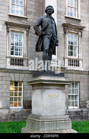 Statue d'Edmund Burke par J.H.Foley au Trinity College Dublin en tant qu'écrivain, homme politique et philosophe irlandais, Dublin, Irlande Banque D'Images