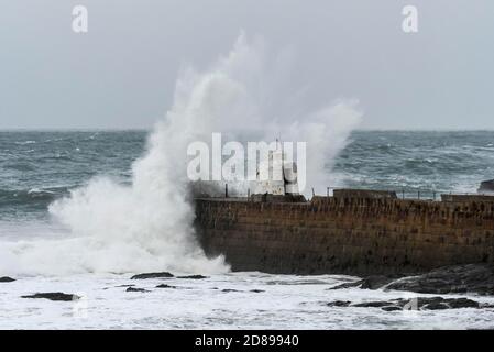 Portreath, Cornwall, Royaume-Uni. 28 octobre 2020. Météo Royaume-Uni. De grandes vagues de tempête ont déferré par les restes de l'ouragan Epsilon crash à terre contre le mur du port à Portreath, dans les Cornouailles, lors d'une journée de vents violents pendant la demi-période des vacances scolaires. Crédit photo : Graham Hunt/Alamy Live News Banque D'Images