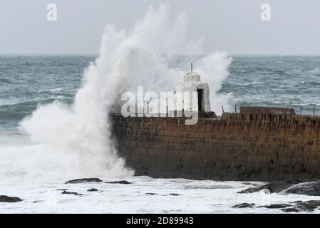 Portreath, Cornwall, Royaume-Uni. 28 octobre 2020. Météo Royaume-Uni. De grandes vagues de tempête ont déferré par les restes de l'ouragan Epsilon crash à terre contre le mur du port à Portreath, dans les Cornouailles, lors d'une journée de vents violents pendant la demi-période des vacances scolaires. Crédit photo : Graham Hunt/Alamy Live News Banque D'Images