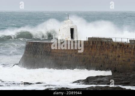 Portreath, Cornwall, Royaume-Uni. 28 octobre 2020. Météo Royaume-Uni. De grandes vagues de tempête ont déferré par les restes de l'ouragan Epsilon crash à terre contre le mur du port à Portreath, dans les Cornouailles, lors d'une journée de vents violents pendant la demi-période des vacances scolaires. Crédit photo : Graham Hunt/Alamy Live News Banque D'Images