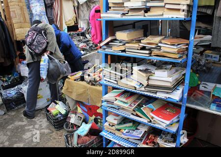 Articles de seconde main en vente sur le marché de la rue à Athènes, Grèce, janvier 5 2020. Banque D'Images