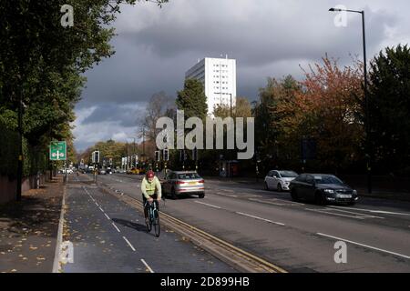 Piste cyclable le long de l'A38 Bristol Road le 26 octobre 2020 à Birmingham, au Royaume-Uni. Les nouvelles routes à vélo bleu de Birmingham cycle Revolution s'exécutent dans le nord de Birmingham sur l'A34 et dans le sud sur l'A38, qui offre un itinéraire facile entre Selly Oak et le centre-ville. Banque D'Images