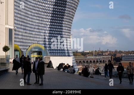 Avec des mesures locales de verrouillage du coronavirus en place et Birmingham actuellement fixé à 'niveau 2' ou 'haut', les gens, dont beaucoup portent des masques faciaux près de l'emblématique bâtiment Selfridges dans le centre-ville le 26 octobre 2020 à Birmingham, au Royaume-Uni. Le système à trois niveaux au Royaume-Uni a des niveaux : « moyenne », qui comprend la règle des six, « élevée », qui couvrira la plupart des zones soumises aux restrictions actuelles, et « très élevée » pour les zones où le nombre de cas est particulièrement élevé. Pendant ce temps, des politiciens ont été convoités pour un verrouillage complet de « disjoncteur » qui sera annoncé pour aider à la croissance Banque D'Images