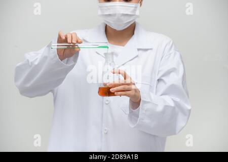 Pharmacien préparant des médicaments en laboratoire. Elle mélange des ingrédients à la médecine finale créative Banque D'Images