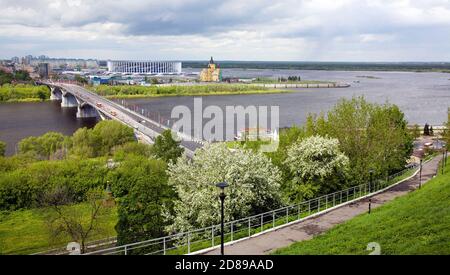 Nijni Novgorod avant une tempête dans les arbres de printemps en pleine floraison Banque D'Images