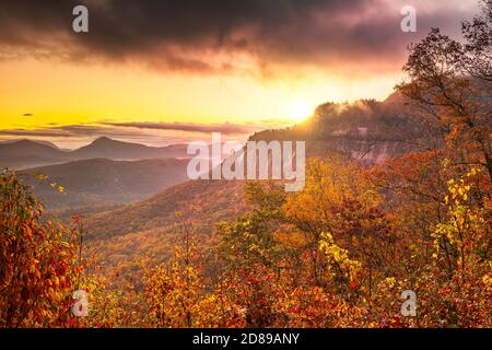Whiteside Mountain en automne à l'aube en Caroline du Nord, États-Unis. Banque D'Images