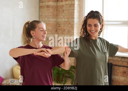 Bonne jeune femme s'entraîner avec un entraîneur au club de santé Banque D'Images