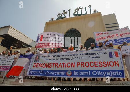 Les dirigeants et les activistes de Islami Oikyajot Bangladesh, un parti politique islamiste, ont organisé une manifestation appelant au boycott des produits français an Banque D'Images