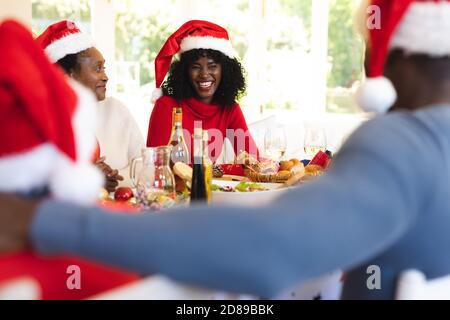 Famille de plusieurs générations avec dîner de noël ensemble Banque D'Images