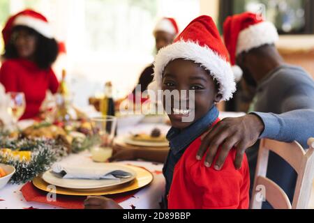 Famille de plusieurs générations avec dîner de noël ensemble Banque D'Images