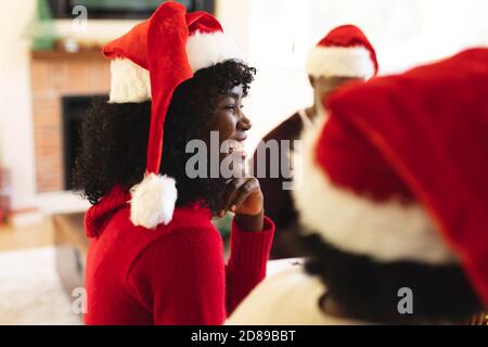 Famille de plusieurs générations avec dîner de noël ensemble Banque D'Images