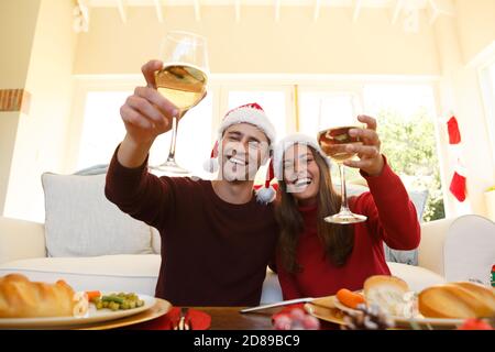 Un jeune couple qui passe noël ensemble Banque D'Images