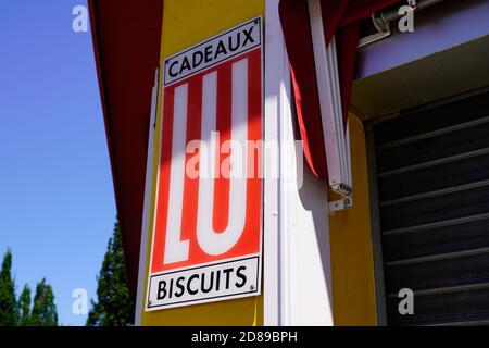 Nantes , loire atlantique / France - 10 20 2020 : logo lu biscuits et signe du magasin français pâtisserie industrielle boulangerie et fabricant de biscuits Banque D'Images