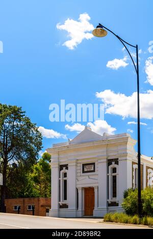 Adelaide Hills, Australie méridionale - 9 février 2020 : Église méthodiste de Clarendon vue de Grants Gully Road par une brillante journée d'été Banque D'Images