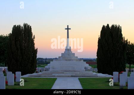 Coucher de soleil sur la Croix du sacrifice construite sur une boîte à pilules allemande au cimetière Tyne Cot (1914-1918) à Zonnebeke, Belgique Banque D'Images