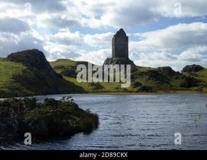 Tour historique de Smailholm en automne aux frontières écossaises Banque D'Images