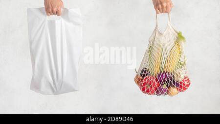 sac en plastique et sac en maille à portée de main sur fond blanc. concept de shopping sans gaspillage. emballage écologique à usage unique Banque D'Images