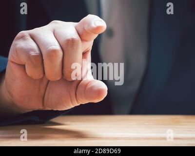 Homme d'affaires de main vide montrant le geste tenant la carte de crédit virtuelle, la carte de visite par index étendu et le pouce avec ses doigts. Banque D'Images