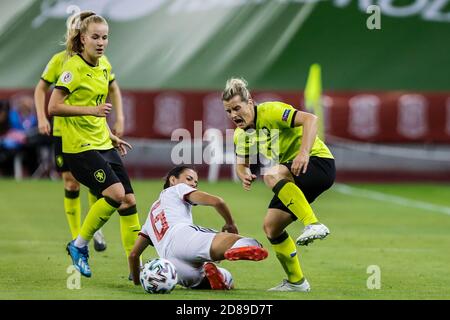 Aitana d'Espagne s'attaque à Tereza Krejcirikova de la République tchèque lors de l'UEFA Women's Euro 2022, qualifiant le match de football entre l'Espagne et la République tchèque R C. Banque D'Images