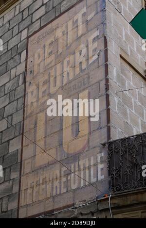 Nantes , loire atlantique / France - 10 20 2020 : lu petit beurre logo et signe de la pâtisserie française sur le mur ancienne publicité peinte avec petit bu Banque D'Images