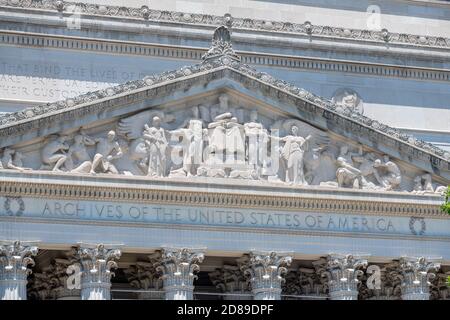 Le « Recorder des archives » de James Earle Fraser remplit le fronton orné au-dessus de l'entrée de l'édifice des archives nationales du Pape John Russell. Banque D'Images