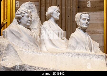 La statue du « Monument du portrait » d'Adélaïde Johnson, dans la rotonde américaine, présente trois femmes pionnières du mouvement des femmes au suffrage. Banque D'Images