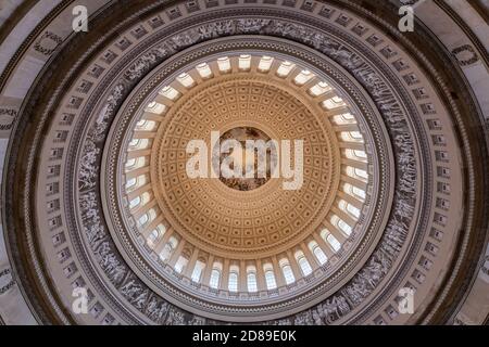 L'Apothéose de la fresque de Constantino Brumidi de 1865 de George Washington dans l'œil du dôme du Capitole américain Banque D'Images