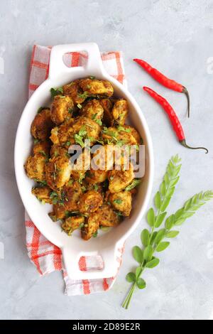 Remuez les racines de taro frites. Arbi ki sabji, Taro racines masala curry. Arbi Masala. Garniture à la coriandre, au piment rouge et aux feuilles de curry. Espace pour les copies. Banque D'Images