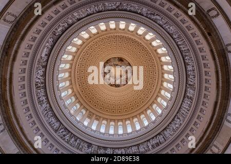 L'Apothéose de la fresque de Constantino Brumidi de 1865 de George Washington dans l'œil du dôme du Capitole américain Banque D'Images