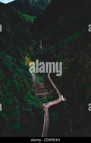 Route entourée de nature verte, drone aérien, vue au-dessus Banque D'Images