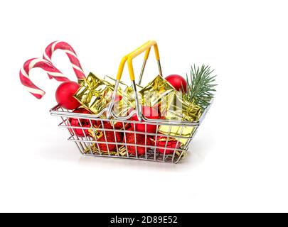 Petit panier d'épicerie rempli de cadeaux de Noël isolés sur fond blanc. Le concept commercial Cristomas. Banque D'Images
