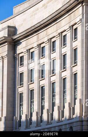 Le soleil de la fin de l'après-midi illumine la façade de la 14e rue du bâtiment Ronald Reagan et du Centre du commerce international à Washington DC. Banque D'Images