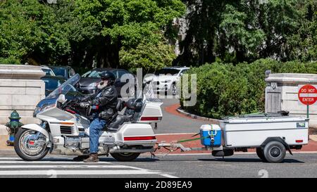 Easy Rider - un bunker en cuir avec une barbe brouillée sur son Honda Gold Wing tractant une remorque de camping. Banque D'Images