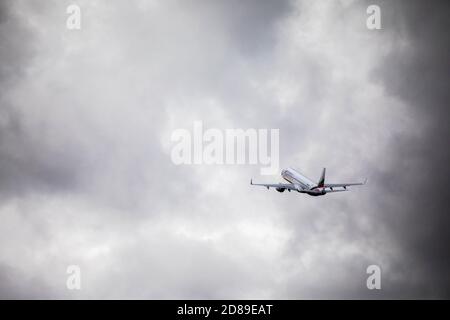 28 octobre 2020, Bade-Wurtemberg, Rheinmünster: Un avion avec des personnes déportées prend de l'aérodrome de Baden. Le Conseil des réfugiés de Hambourg avait critiqué la déportation à l'avance. Photo: Philipp von Ditfurth/dpa Banque D'Images