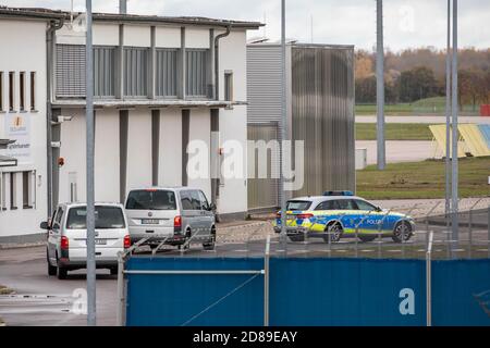 28 octobre 2020, Bade-Wurtemberg, Rheinmünster: Des véhicules de police survole parc aérien de Baden à l'approche d'un vol d'expulsion. Le Conseil des réfugiés de Hambourg avait critiqué la déportation à l'avance. Photo: Philipp von Ditfurth/dpa Banque D'Images