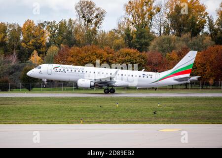 28 octobre 2020, Bade-Wurtemberg, Rheinmünster: Un avion avec des personnes déportées prend de l'aérodrome de Baden. Le Conseil des réfugiés de Hambourg avait critiqué la déportation à l'avance. Photo: Philipp von Ditfurth/dpa Banque D'Images