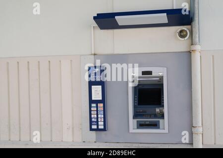 Bordeaux , Aquitaine / France - 10 20 2020 : détail ATM de la Banque postale sur poste bancaire français avec enseigne Banque D'Images